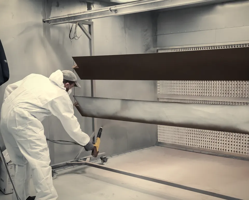 Spraying long panels in the spray bay